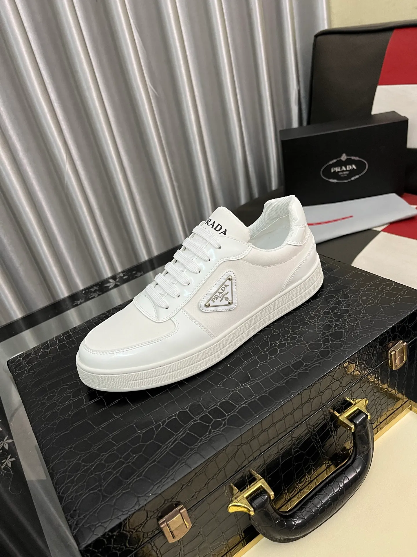 Men's shoes 💰440⌚️⌚️【PRADA】Prada ~ unique and casual style. New models from Prada official website are coming [Celebrate][Celebrate]🏃High-end brand casual shoes ➕Full set of packaging😍😍 Men's 2023 counters are on sale simultaneously, Italian imported brands select first-layer Italian cowhide. 🐑Sheepskin lining (refuses to discolor and rub feet) Sole: Original sole specially provided by the original factory 🎬Better in kind Size number: 38-444️⃣Colors available